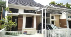 RUMAH NYAMAN DENGAN DESAIN SEMPURNA DAN FASILITAS LENGKAP DI LOKASI STRATEGIS