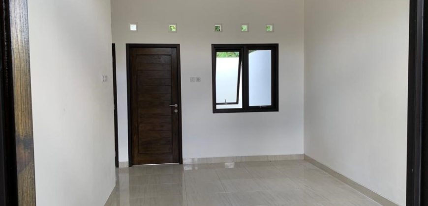 RUMAH NYAMAN DENGAN DESAIN SEMPURNA DAN FASILITAS LENGKAP DI LOKASI STRATEGIS