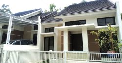 RUMAH NYAMAN DENGAN DESAIN SEMPURNA DAN FASILITAS LENGKAP DI LOKASI STRATEGIS