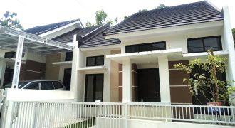 RUMAH NYAMAN DENGAN DESAIN SEMPURNA DAN FASILITAS LENGKAP DI LOKASI STRATEGIS