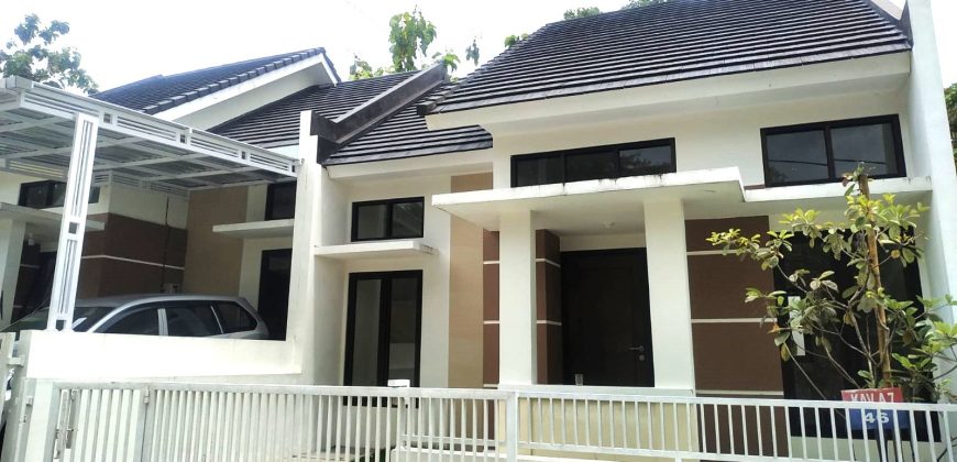 RUMAH NYAMAN DENGAN DESAIN SEMPURNA DAN FASILITAS LENGKAP DI LOKASI STRATEGIS