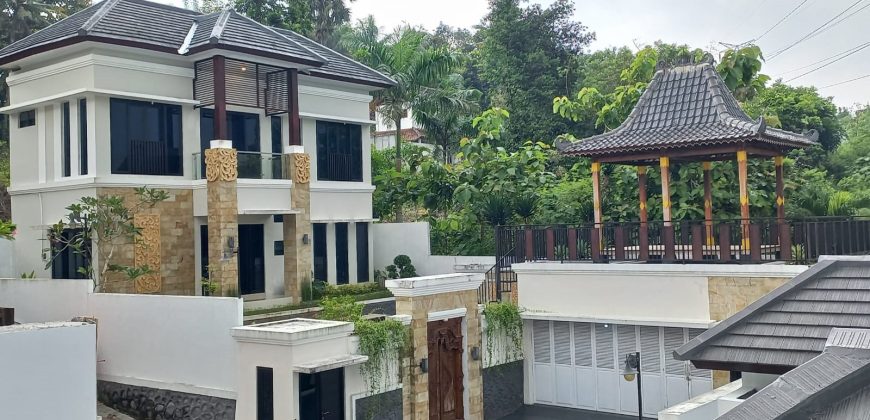 Villa Mewah dengan Desain Khas Etnik dan Fitur Canggih di Yogyakarta